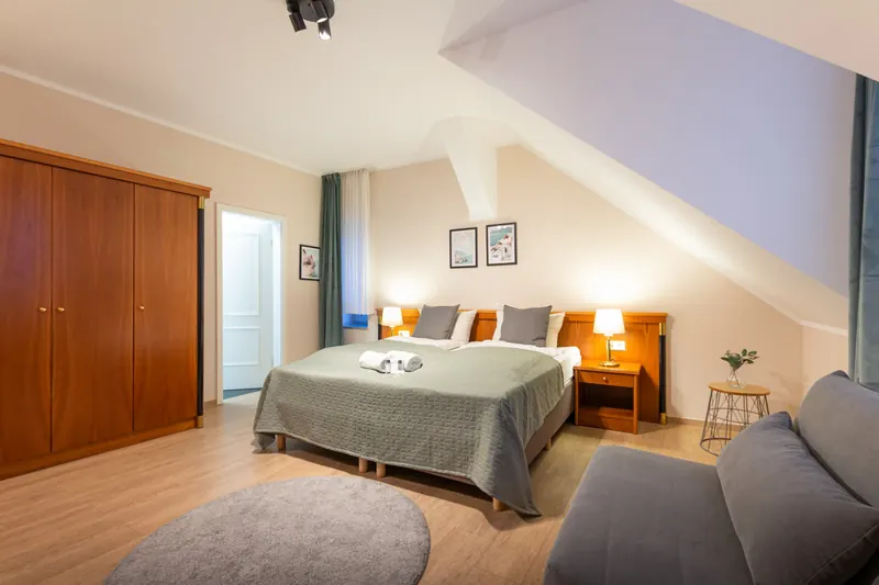 Helles Doppelzimmer im Dachgeschoss mit Dachschräge, Kleiderschrank und Sitzecke